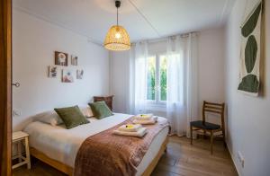 a bedroom with a bed with towels on it at Villa Margot fibre balcon jardin in Millau