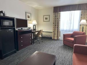 Kuchyň nebo kuchyňský kout v ubytování Quality Inn & Suites Everett
