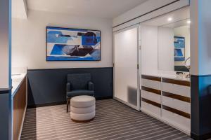 TV a/nebo společenská místnost v ubytování Cambria Hotel Boston Somerville