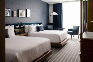 Postel nebo postele na pokoji v ubytování Cambria Hotel Boston Somerville