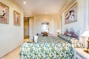 a bedroom with a bed in a room at Roma Aurea in Talavera de la Reina