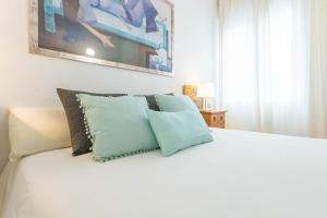 A bed or beds in a room at Nice and cozy- 1Bd 1Bth- Triana