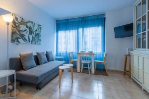 A seating area at Nice and cozy- 1Bd 1Bth- Triana