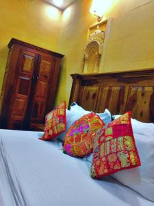 Letto o letti in una camera di Hotel Sunrise Fort jaisalmer