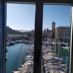 サヴォーナにあるCasa del portoの船の集団がマリーナに停泊 +6枚の写真