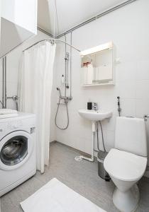 Bilik mandi di Kotimaailma - Modern city studio in Vaasa city center