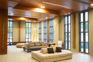 a living room with large windows and a couch at 翡秝大飯店 in Beinan +149 photos