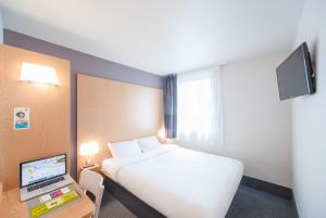Tempat tidur dalam kamar di B&B HOTEL Castres Centre Gambetta