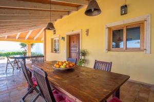 a dining room table with a bowl of fruit on it at Casa Judith in Muro