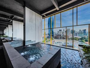 Bazén v ubytování Opus Residences by Wakely Kuala Lumpur nebo v jeho okolí