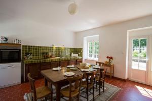 Η κουζίνα ή μικρή κουζίνα στο Tipoz'immo - maison familiale 10pax près de la plage de Kermor - jardin