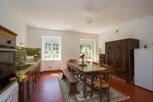 Η κουζίνα ή μικρή κουζίνα στο Tipoz'immo - maison familiale 10pax près de la plage de Kermor - jardin