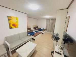 TV a/nebo společenská místnost v ubytování Khloedy's Condo Transient