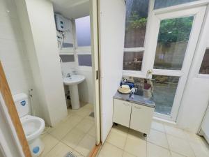 Koupelna v ubytování Khloedy's Condo Transient