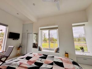 TV a/nebo společenská místnost v ubytování Mayur Home Stay, Morni Hills