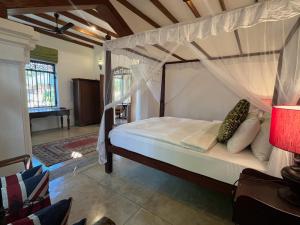 Кровать или кровати в номере Samudrawasa Luxury Colonial Villa & Beach House +44 фотографии