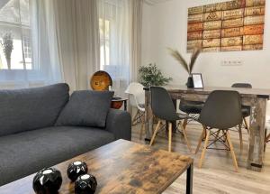 トラーベン・トラーバッハにあるCharmantes Haus mit Terrasseのソファとテーブルのあるリビングルーム