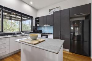 Dapur atau dapur kecil di Stylish 3-Bedroom and Outdoor Grill and Pizza Oven