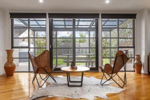 Ruang duduk di Stylish 3-Bedroom and Outdoor Grill and Pizza Oven +9 gambar