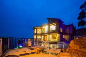una casa grande de noche con luces encendidas en Alaya Stays Pine Shadow Flamingo Suite with Views & Restaurant, en Jutogh