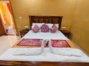Letto o letti in una camera di Hotel Sunrise Fort jaisalmer