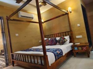 Postel nebo postele na pokoji v ubytování Hotel Sunrise Fort jaisalmer