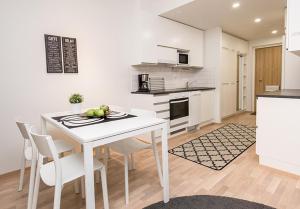 Dapur atau dapur kecil di Modern city studio in city center, Musikaali 2