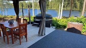 a wooden deck with a wooden table and aendiaryendiaryendiaryendiaryendiaryendiaryendiary at Kivisalmi aitta in Viitasaari