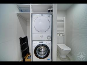 Naut AranにあるUNHOLA de Alma de Nieveのバスルーム(洗濯機、トイレ付)