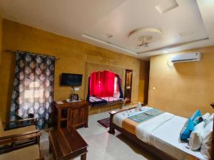 TV a/nebo společenská místnost v ubytování Hotel Sunrise Fort jaisalmer