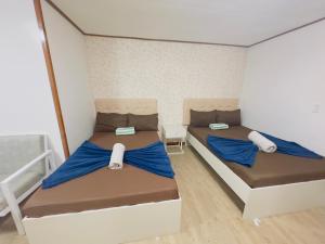 Postel nebo postele na pokoji v ubytování Khloedy's Condo Transient