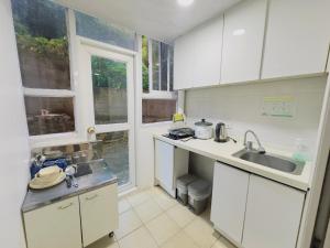 Kuchyň nebo kuchyňský kout v ubytování Khloedy's Condo Transient