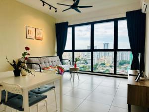 un salon avec une table et une grande fenêtre dans l'établissement Spacious 3BR Retreat Comfort & Convenience in Prime Location 2-10pax, à Jelutong