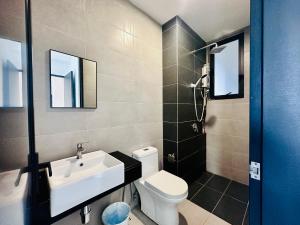 une salle de bain avec des toilettes blanches et un lavabo dans l'établissement Spacious 3BR Retreat Comfort & Convenience in Prime Location 2-10pax, à Jelutong 36 autres photos