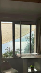 - une fenêtre dans une chambre avec vue sur l'océan dans l'établissement Appartement bord de mer 2 personnes, à Sagone