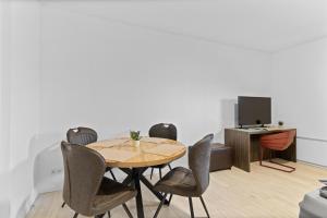 a dining room with a table and chairs at Lünen Living Apartment #12 in Lünen +9 photos