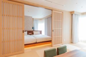 Hotel Springs Makuhari Premier客房内的一张或多张床位