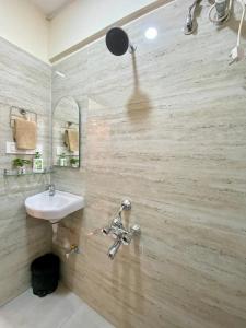 Koupelna v ubytování Sheetal Vaibhav 902