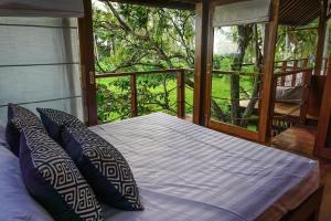 Letto o letti in una camera di Coconut Corner - Ocean View Treehouse