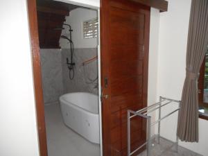 Ένα μπάνιο στο Mount Agung Villa