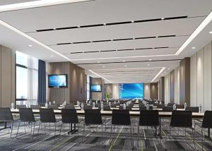 una sala de conferencias con una mesa larga y sillas en Hampton by Hilton Changsha South Railway Station West Square, en Changsha