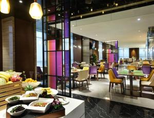 Un comedor con mesas y sillas y un restaurante. en Hampton by Hilton Changsha South Railway Station West Square, en Changsha