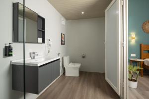 Bilik mandi di Royal Touch Beach Huts