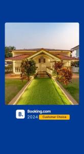 a picture of a house with a green lawn at EKOSTAY Gold - CASA PORTO Villa in Anjuna