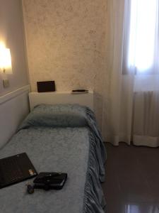 ein Schlafzimmer mit einem Bett, auf dem zwei Laptops liegen in der Unterkunft New H Marte 81 in Mailand + 12 Fotos