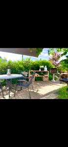 eine Terrasse mit einem Tisch, Stühlen und einem Klavier in der Unterkunft Ferienwohnung Dörnberg erleben mit Tiere bei Winterberg in Bestwig