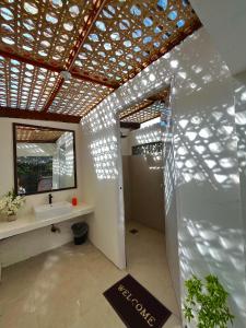 ein Badezimmer mit Waschbecken und Spiegel in der Unterkunft My Island Casitas in Baclayon