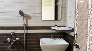 Bilik mandi di Royal Touch Beach Huts