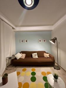 salon z kanapą i stołem w obiekcie Casa di Ily w Rawennie