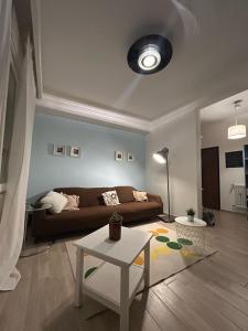 salon z kanapą i stołem w obiekcie Casa di Ily w Rawennie